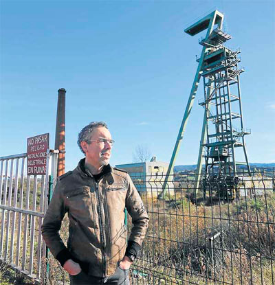 Francisco lvarez, ganador del Concurso de Relatos Mineros Manuel Nevado Madrid, en la mina La Camocha de Gijn. [Foto: Citoula]