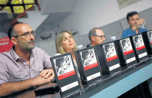 El libro, en primer t�rmino, durante la presentaci�n que tuvo lugar en la localidad de La Nueva. [Foto: Juan Carlos Rom�n]