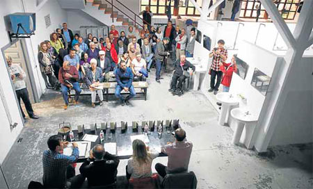 Decenas de personas acudieron a la presentaci�n en las instalaciones del Ecomuseo de Samu�o. [Foto: Juan Carlos Rom�n]