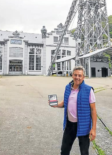Armando Guti�rrez, en el Ecomuseo de Samu�o, con un libro recopilatorio de relatos mineros [Foto: E.C.]