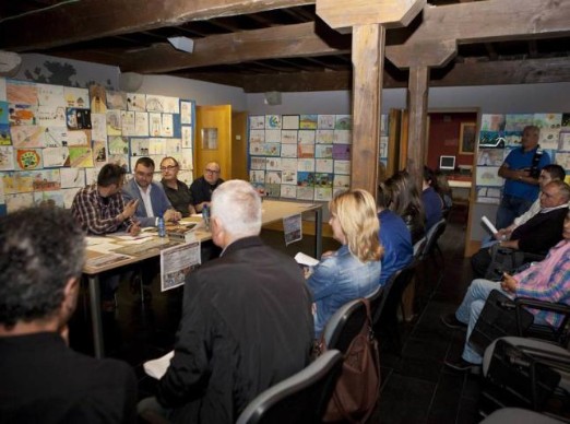 Asistentes a la presentaci�n del libro, en Entralgo. [Foto: Fernando Rodr�guez]