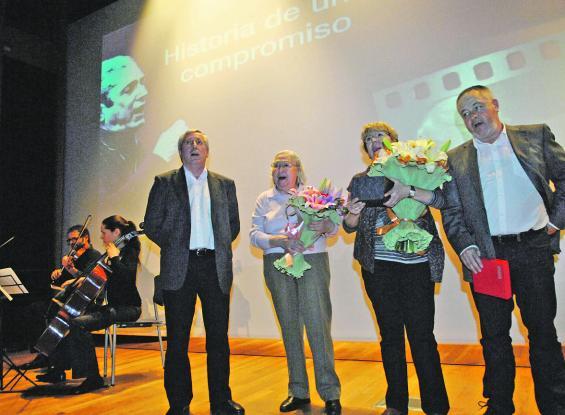 Por la izquierda, Ignacio Fern�ndez Toxo, Josefina Samper, Yenia Camacho y Antonio Pino, ayer, en Gij�n-Sur.