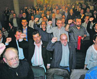 Los asistentes cantan la �Internacional�.