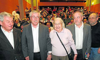 Josefina Samper, ayer, entre Toxo y Pino, en el sal�n de actos de Gij�n-Sur
