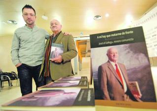 Jorge Mu�iz y Manuel Garc�a Valle, autor y protagonista del libro, en la Casa de Cultura de Mieres. [Foto: Fernando Geijo]