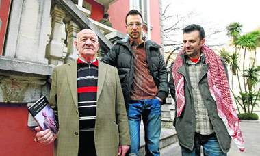 De izquierda a derecha, Manuel Garc�a Valle, 'Jos� el gallegu', Jorge Mu�iz y Benjam�n Guti�rrez, ayer, en La Lila. [Foto: Jos� vallina]