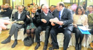 El alcalde de Oviedo, Agust�n Iglesias Caunedo, se dirige a Jos� Manuel Nebot, sentado junto a su hija, en la plaza de Trascorrales. [Foto: J. D�az]