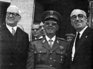 Franco, en el centro de la foto que public� la revista �Ensidesa� en 1968. [Foto: J. M. Nebot]