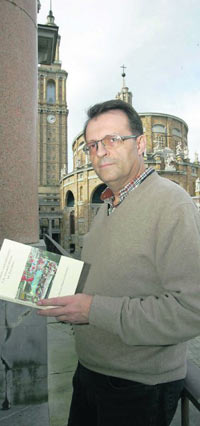 Jos� Manuel Parrilla posa en La Laboral con su �ltimo libro. [Foto: Pa�eda]