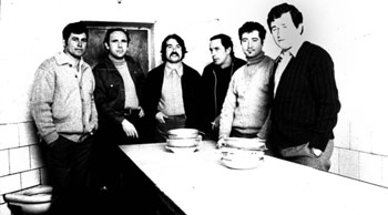 'Juan�n', primero por la derecha, junto a otros encarcelados. [Foto: Fundaci�n Mu�iz Zapico]