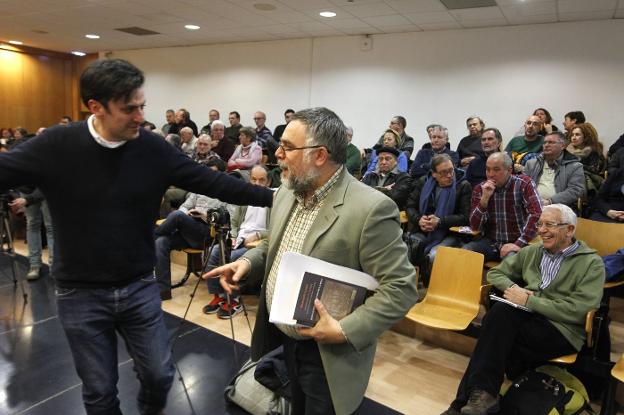 Juan Antonio Delgado accede al estrado para dar su charla sobre los cursas obreros del franquismo.  [Foto: Joaqu�n Pa�eda]