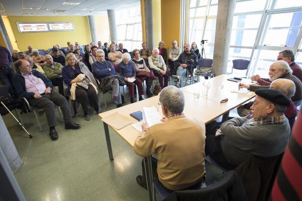 El padre Pipo, tercero por la derecha entre el p�blico, en el Centro Municipal Pumar�n-Gij�n Sur., escucha a Jes�s �ngel Fern�ndez, acompa�ado de Alejandro Alas, C�ndido Vi�as, Alberdi y Toni Hevia. [Foto: Daniel Morai]