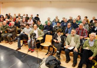 Parte del p�blico que asisti� al acto, con Juan Antonio Delgado, en primera fila, segundo por la derecha. [Foto: Marcos Le�n]