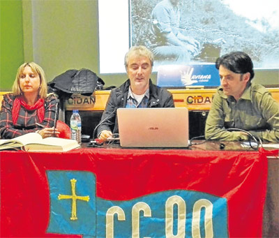 Esther Barb�n, Ram�n Garc�a Pi�eiro y Benjam�n Guti�rrez Huerta en la presentaci�n del libro en Laviana. [Foto: El Comercio]