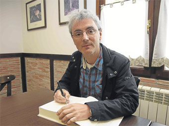 Ram�n Garc�a Pi�eiro firma un ejemplar de su obra. [Foto: N. Acebal]
