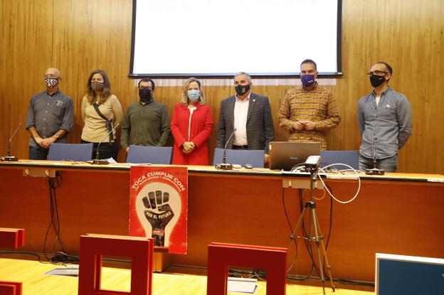 El economista Darío Díaz; la coordinadora de ISTAS, Begoña María Tomé-Gil; el geógrafo Toño Huerta; la directora general de Minería, Belarmina Díaz; el alcalde de Mieres, Aníbal Vázquez, y los líderes sindicales de Comisiones Obreras José Manuel Zapico y Damián Manzano El economista Darío Díaz; la coordinadora de ISTAS, Begoña María Tomé-Gil; el geógrafo Toño Huerta; la directora general de Minería, Belarmina Díaz; el alcalde de Mieres, Aníbal Vázquez, y los líderes sindicales de Comisiones Obreras José Manuel Zapico y Damián Manzano