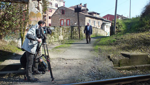 Rodando con Avelino P�rez al lado de la v�a del tren, en el Pozo Fond�n [Foto: Alejandro Caballero]