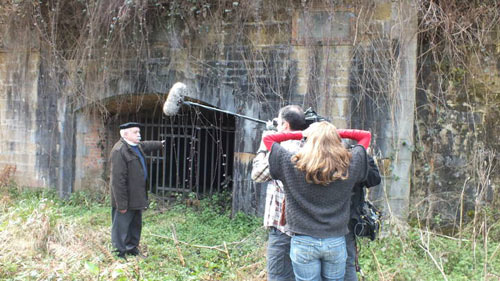 En la bocamina de La Trechora, rodando con Vicente Guiti�rrez Sol�s [Foto: Alejandro Caballero]