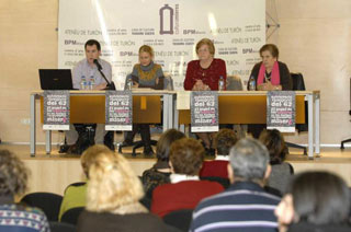 Por la izquierda, Jos� �ngel Gayol, Diana L�pez, Anita Sirgo y Juana Prieto, en la Casa de Cultura de Mieres. [Foto: Fernando Geijo]