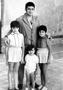 Berta Arias, a la izquierda, con su padre y sus hermanas en la prisión de Segovia [Reproducción de Juan Plaza]