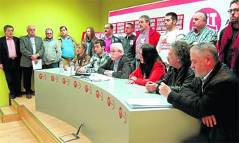 Representantes sindicales y de los colectivos sociales en apoyo al 29-M. [Foto: Jos� Vallina]