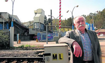 Vicente Guti�rrez Sol�s, ayer, en el la zona entre Cia�u y Sama donde hab�a trabajado en la d�cada de los 60 [Foto: Jos� Vallina]