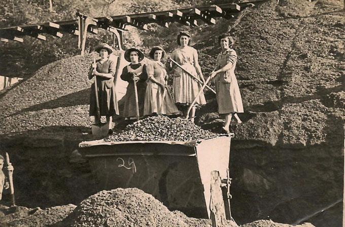 Carboneras de la mina La Encarn�, rodeadas de carb�n y cargando un vag�n con sus palas (Colecci�n Asociaci�n Amigos del Valle de La Hueria / Asturias.es)