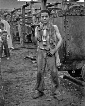 Ni�o trabajando en una mina asturiana (Fundaci�n Montep�o)