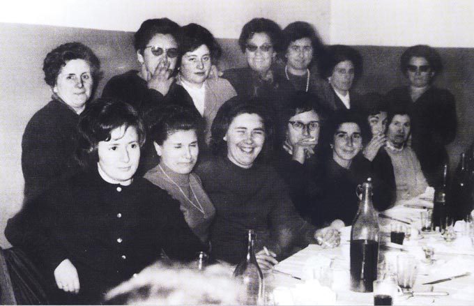 Reuni�n de mujeres de los despedidos. [Foto cedida por Francisco Gonz�lez a la Fundaci�n Juan Mu�iz Zapico]