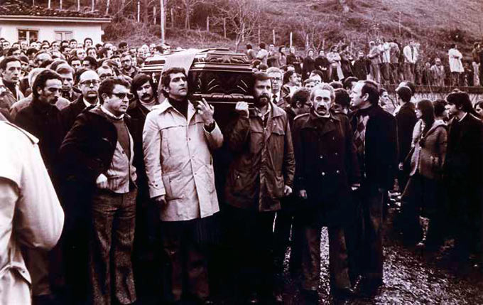 El entierro de 'Juanín', el 4 de enero de 1977, fue un acto masivo al que acudieron 20.000 personas, en una de las mayores manifestaciones públicas de la Transición en Asturias El entierro de 'Juanín', el 4 de enero de 1977, fue un acto masivo al que acudieron 20.000 personas, en una de las mayores manifestaciones públicas de la Transición en Asturias