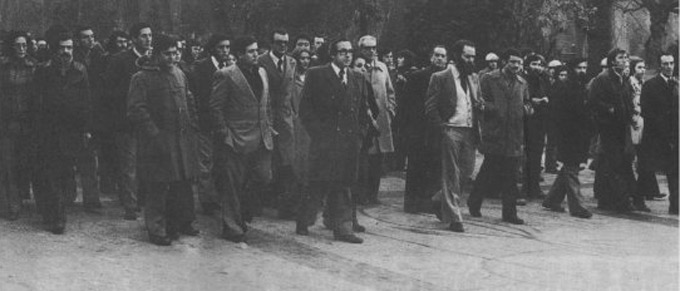 Juan�n, por delante de Pedro de Silva, en la concentraci�n conjunta, sin parcartas y no autorizada, del PCE y el PSOE (la platajunta) en el paseo de los �lamos del parque de San Francisco de Oviedo, en enero de 1976. [Foto: Fundaci�n Juan Mu�iz Zapico]