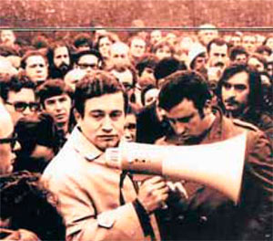 Activismo. 'Juanín', en un homenaje a Manuel Llaneza en enero de 1976. Activismo. 'Juanín', en un homenaje a Manuel Llaneza en enero de 1976.