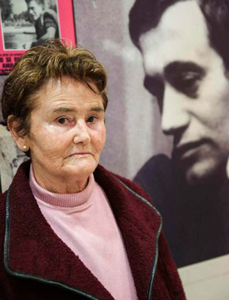 Genita Torre, ayer, con la foto de su marido al fondo. [Foto: Irma Coll�n]