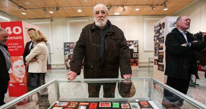 Francisco Prado, ante uno de los expositores. [Foto: Irma Coll�n]
