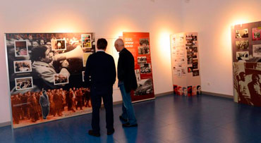 Dos visitantes en la exposici�n sobre Juan Mu�iz Zapico, en Mieres.  [Foto: Silveira]