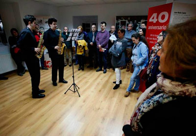 Asistentes a la inauguraci�n de la exposici�n en homenaje a Juan Mu�iz Zapico, ayer, en el Museo de Avil�s.   [Foto: R. S.]