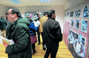 Asistentes ayer a la inauguraci�n de la muestra. [Foto: Marieta]