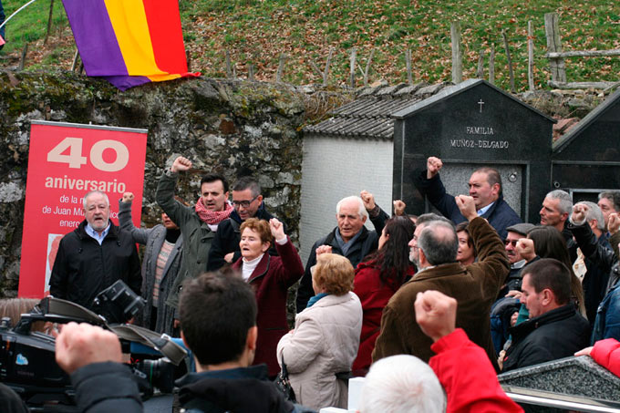 Dos centenares de personas rinden un sencillo
y emotivo homenaje a 'Juanín' Muñiz en el 40º aniversario de su muerte Dos centenares de personas rinden un sencillo y emotivo homenaje a 'Juanín' Muñiz en el 40º aniversario de su muerte