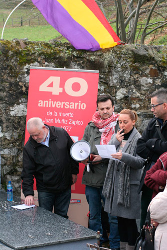 Dos centenares de personas rinden un sencillo
y emotivo homenaje a 'Juanín' Muñiz en el 40º aniversario de su muerte Dos centenares de personas rinden un sencillo y emotivo homenaje a 'Juanín' Muñiz en el 40º aniversario de su muerte