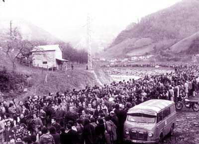 Foto del cortejo fúnebre en el entierro de Juanín. Más de 20.000 personas lo acompañaron. Foto del cortejo fúnebre en el entierro de Juanín. Más de 20.000 personas lo acompañaron.